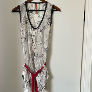 cop.copine top with red belt and pockets